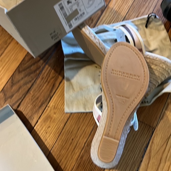 Burberry new in box Sz40 wedge - Picture 3 of 4